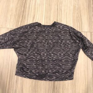 Super comfy athletic rolling sleeve top Lou & grey